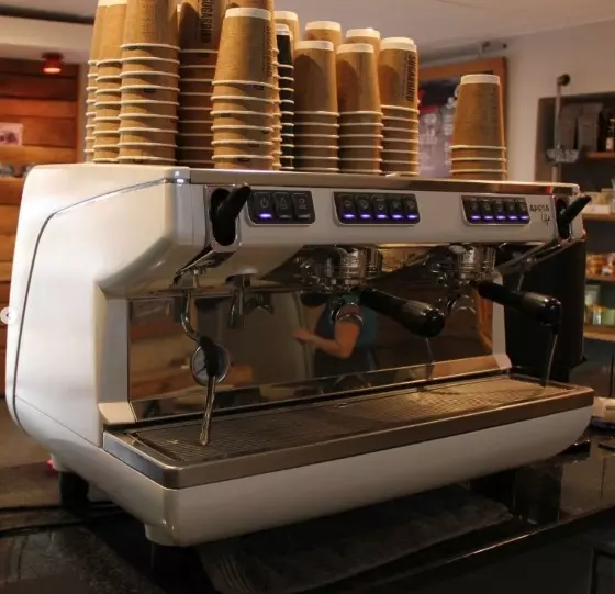 Appia Life kávovar s volumetrikou v bílé barvě.